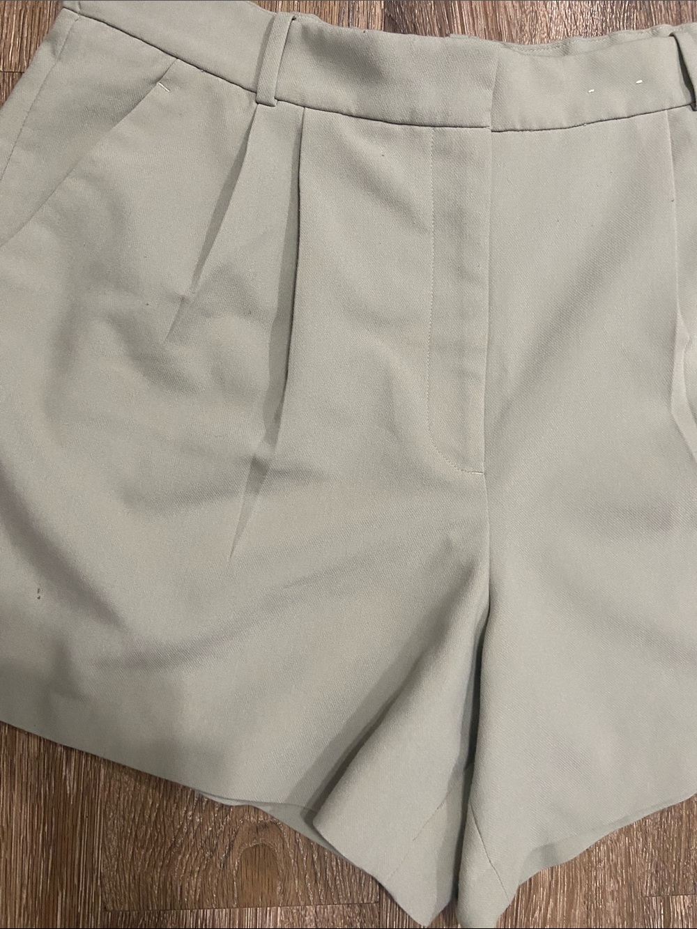Abercrombie& & Fitch  High-Rise Pleat Front Women’s Shorts - Light Olive Size 16 - Picture 3 of 8